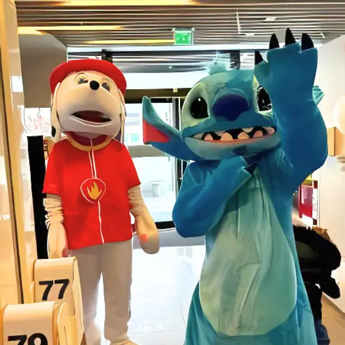animation dans un restaurant avec les mascottes pat patrouille et stitch