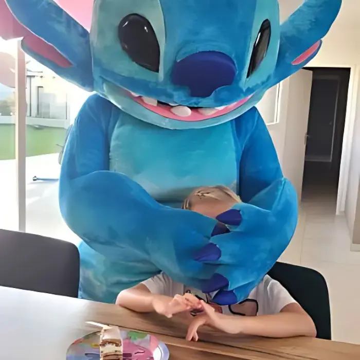 anniversaire surprise avec la mascotte stitch, Gribouille Evénementiel à Calais (62)