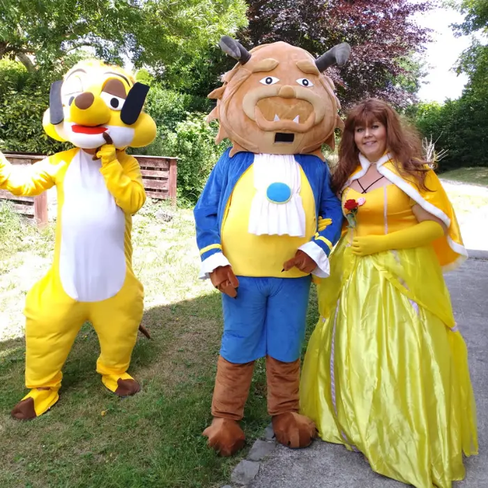 mascottes Timon et la belle et la bête à la ducasse de Pihem Les Guînes avec Gribouille Evénementiel à Calais (62)