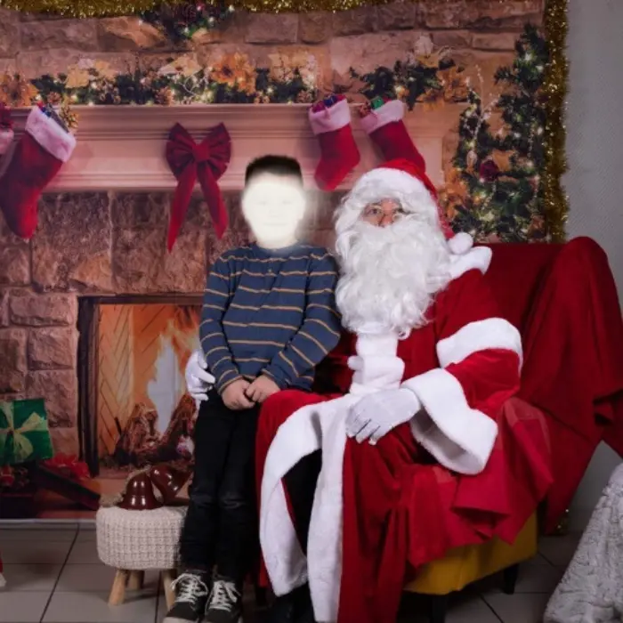 enfant assis sur les genoux du père noël, avec Gribouille Evénementiel à Calais (62)