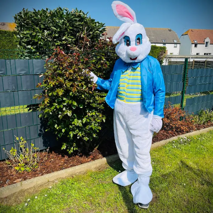 mascotte lapin de pâques dans un jardin, avec Gribouille Evénementiel à Calais (62)