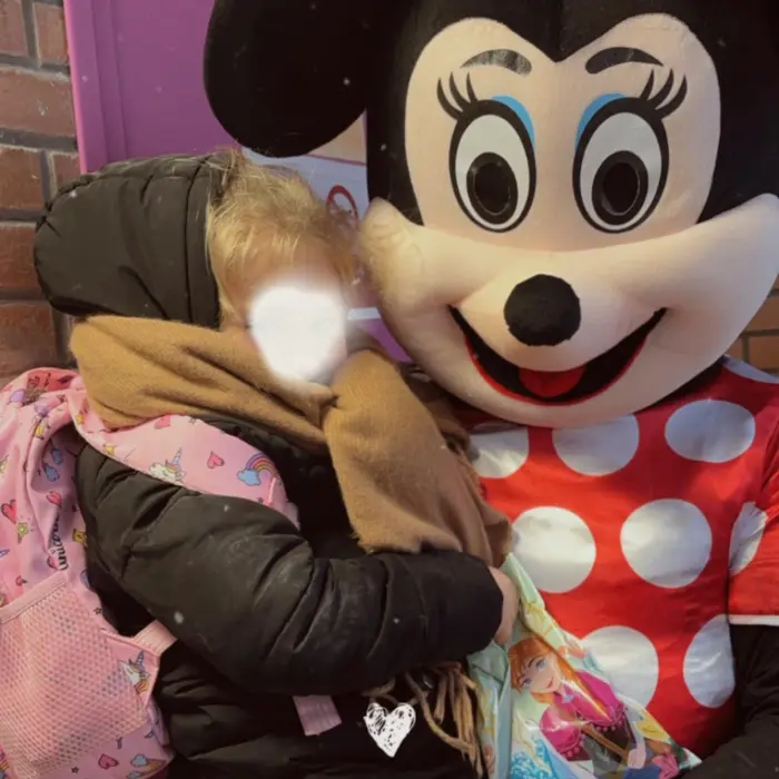 la mascotte Minnie est venue chercher une petite fille à l'école pour son anniversaire.