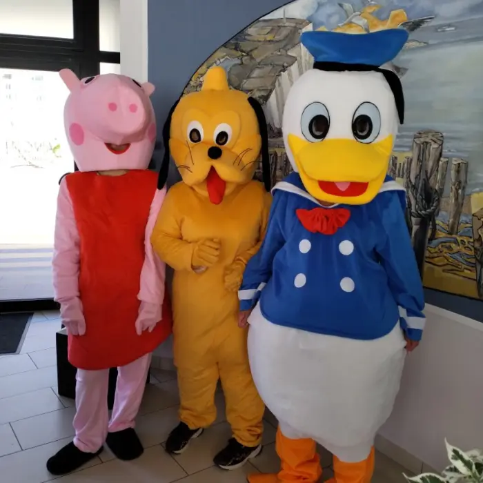 Mascottes Pluto, Donald et Peppa Pig à la braderie de Sangatte, chez Gribouille Evénementiel à Calais (62)