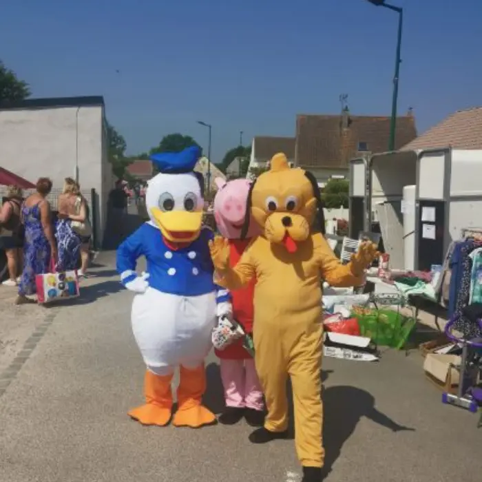 mascottes dans une brocante, avec Gribouille Evénementiel à Calais (62)