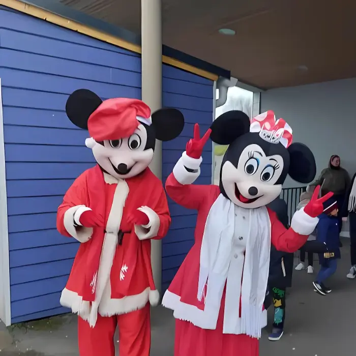 Mickey et Minnie déguisés pour Noël, chez Gribouille Evénementiel à Calais (62)